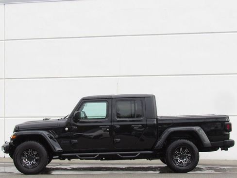 Used 2021 Jeep Gladiator Sport image 3