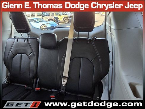 Used 2024 Chrysler Pacifica Select image 28