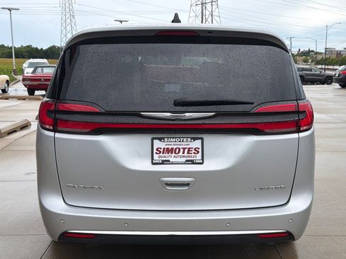 Used 2024 Chrysler Pacifica Limited FWD image 7