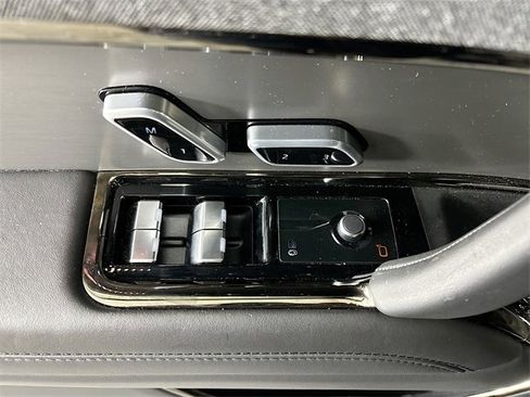 Used 2025 Land Rover Range Rover Sport SE image 19