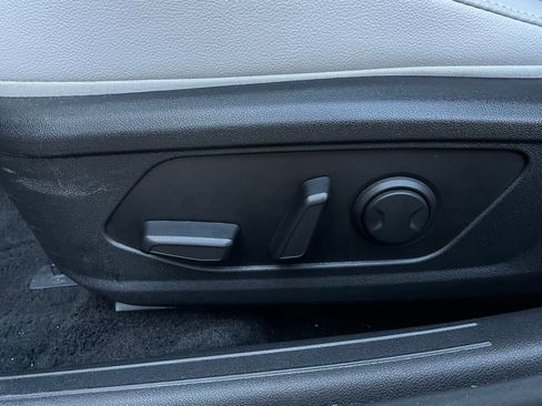 Used 2025 Hyundai Elantra Limited image 11