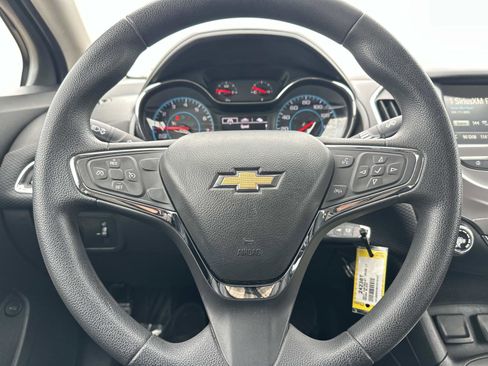 Used 2017 Chevrolet Cruze LT image 19