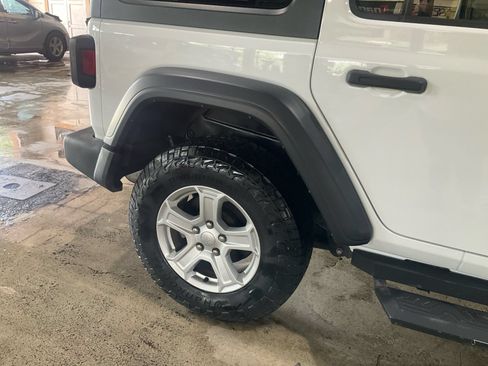 Used 2018 Jeep Wrangler Unlimited Sport S AWD/4WD image 16