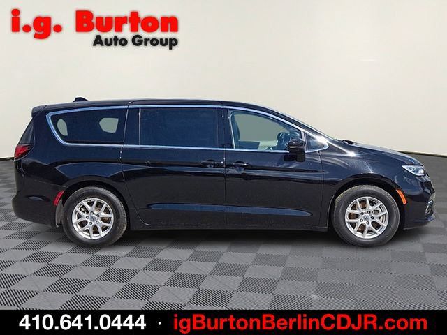 Used 2024 Chrysler Pacifica Touring-L FWD image 7