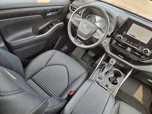 Used 2024 Toyota Highlander XSE AWD/4WD image 17