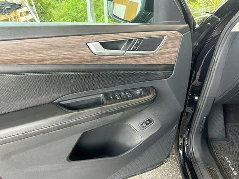 Used 2024 Volkswagen Atlas SEL AWD/4WD image 33