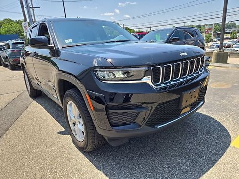 Certified 2025 Jeep Grand Cherokee Laredo X w/ Luxury Tech Group I AWD/4WD image 2