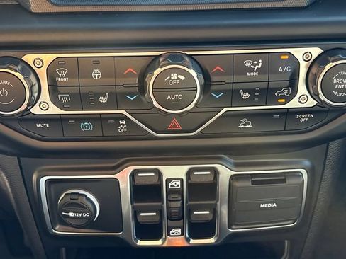 Used 2021 Jeep Wrangler Unlimited Sahara w/ Cold Weather Group AWD/4WD image 31