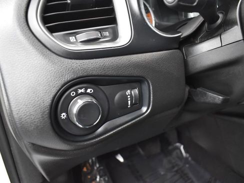 Used 2023 Jeep Renegade Latitude AWD/4WD image 7