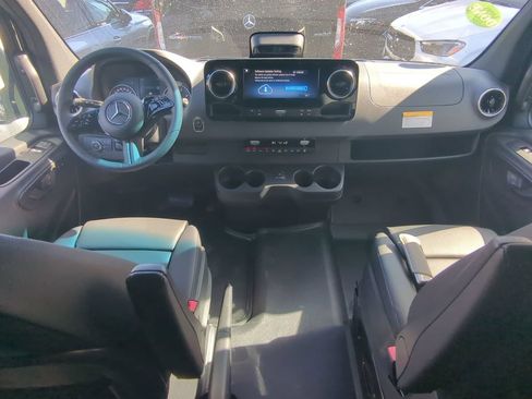 Used 2025 Mercedes-Benz Sprinter 2500 image 2