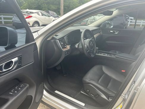 Used 2021 Volvo XC60 T5 Momentum w/ Advanced Package FWD image 13