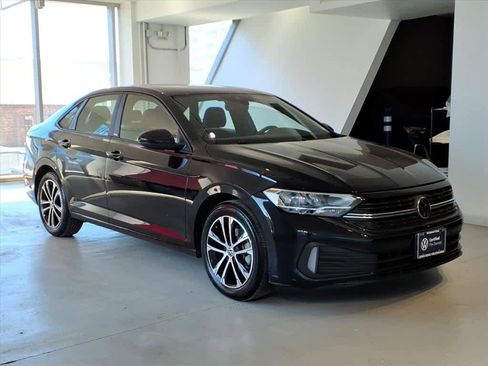 Used 2024 Volkswagen Jetta Sport image 3