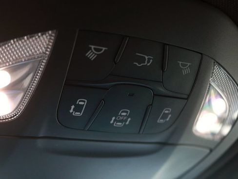 Used 2025 Chrysler Pacifica Limited FWD image 30