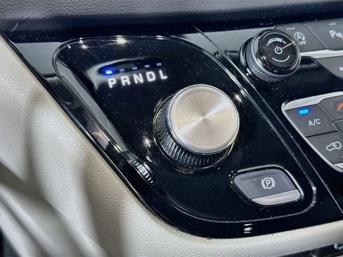 Used 2024 Chrysler Pacifica Touring-L FWD image 16