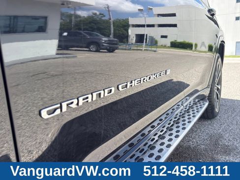 Used 2023 Jeep Grand Cherokee Overland AWD/4WD image 5