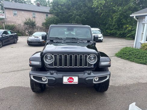 Used 2025 Jeep Wrangler Unlimited Sahara AWD/4WD image 9