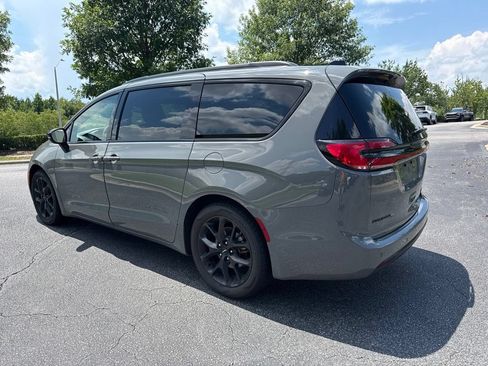 Used 2025 Chrysler Pacifica Limited FWD image 4