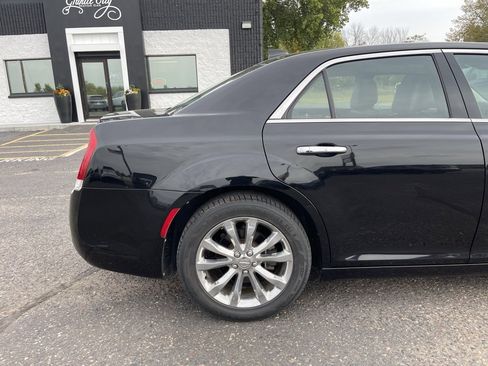 Used 2017 Chrysler 300 C image 4