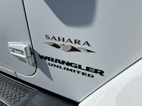 Used 2017 Jeep Wrangler Unlimited Sahara w/ Connectivity Group AWD/4WD image 23