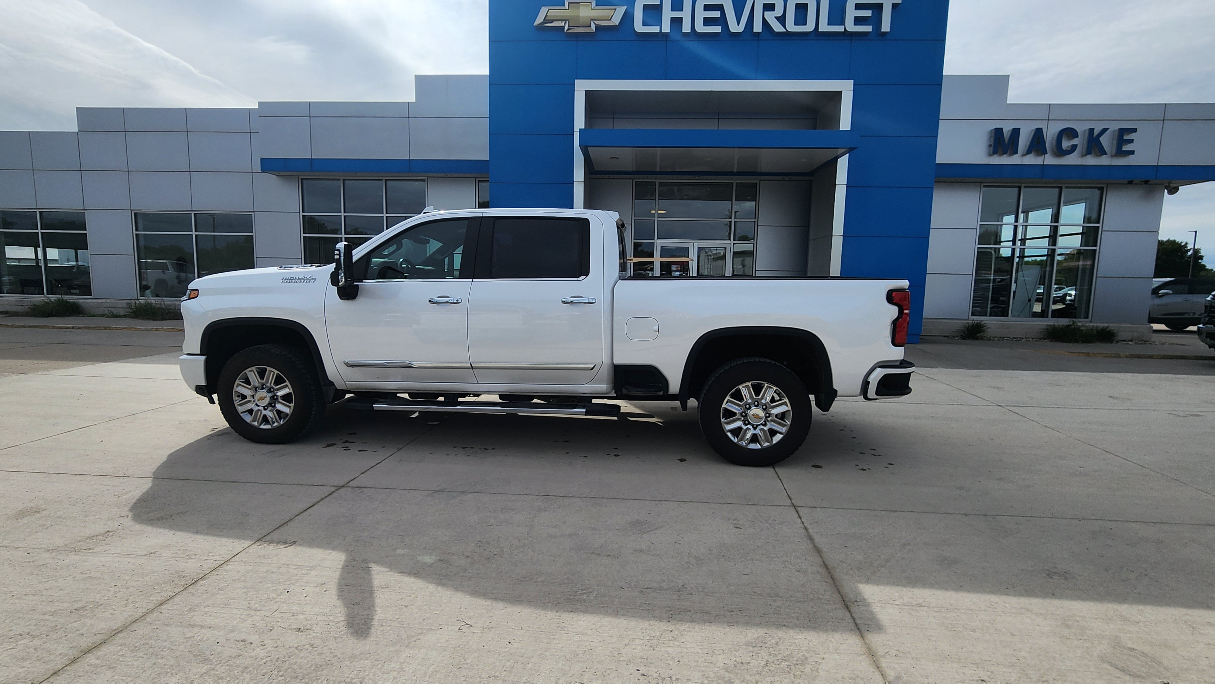 Used 2025 Chevrolet Silverado 3500 High Country w/ Technology Package AWD/4WD image 4