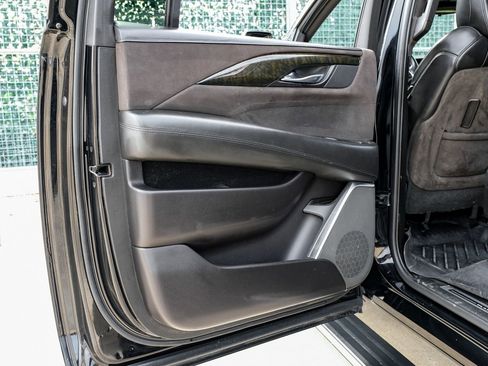 Used 2019 Cadillac Escalade ESV Platinum image 39