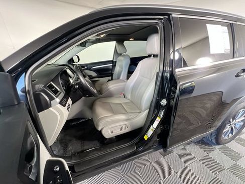 Used 2019 Toyota Highlander XLE FWD image 14