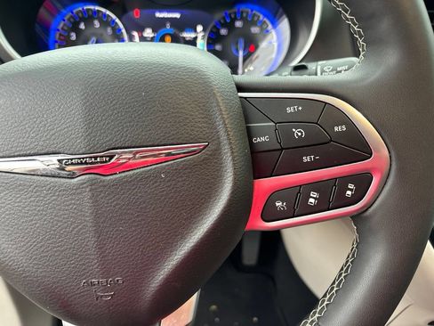 Used 2024 Chrysler Pacifica Touring-L FWD image 15