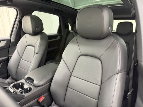 Certified 2024 Porsche Cayenne AWD/4WD image 34