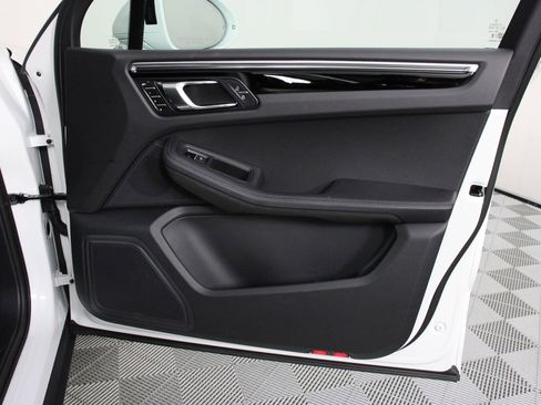 Certified 2025 Porsche Macan image 23