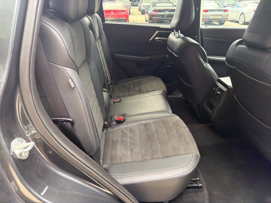 Used 2025 Mitsubishi Outlander SE FWD image 28