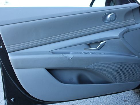 Used 2021 Hyundai Elantra SEL w/ Convenience + Premium Package image 12