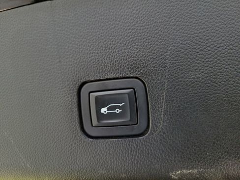 Used 2018 Chevrolet Traverse Premier w/ Driver Confidence II Package FWD image 10