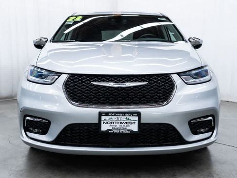 Used 2023 Chrysler Pacifica Limited FWD image 2