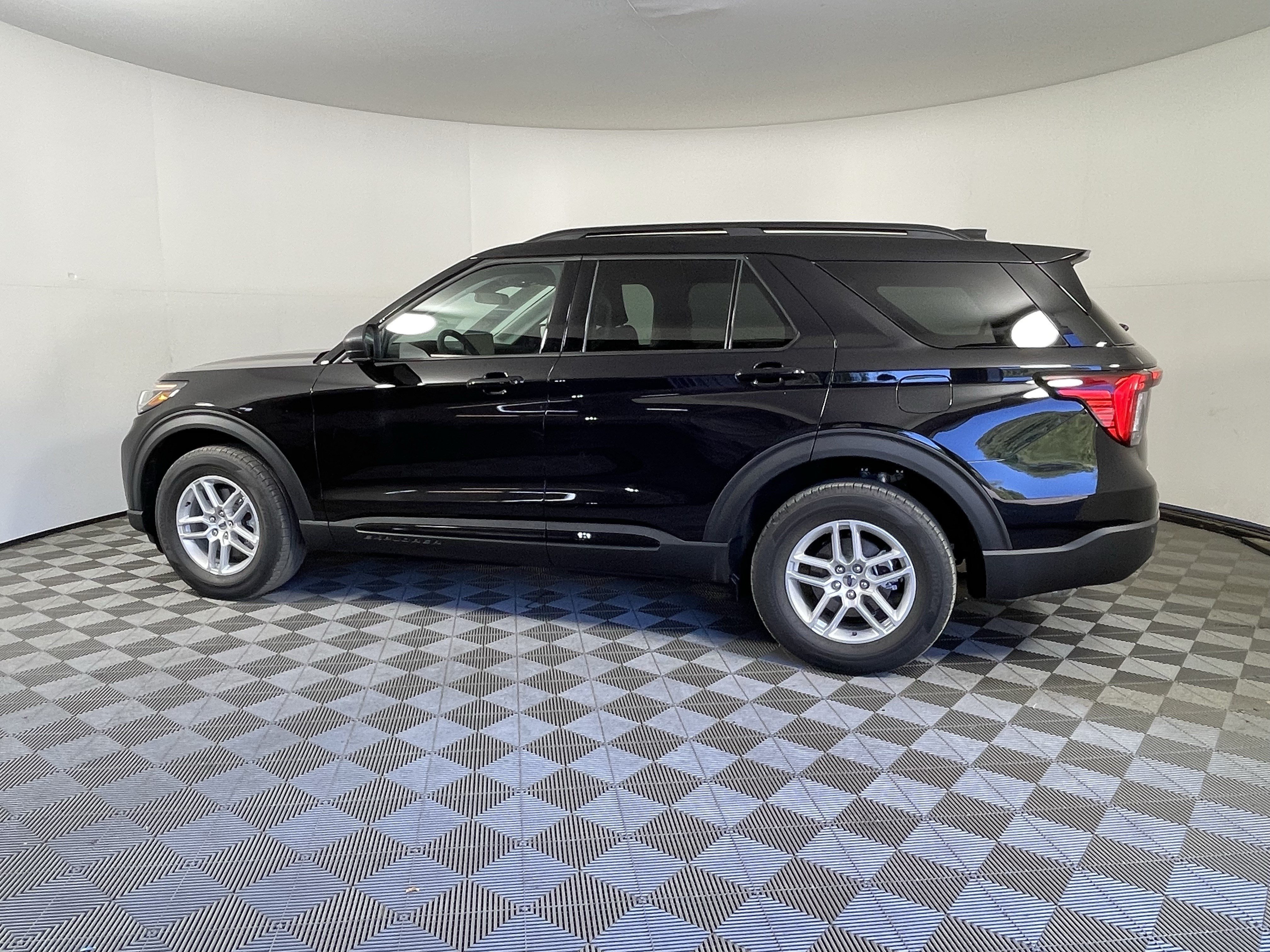 Used 2026 Ford Explorer Active AWD/4WD image 2