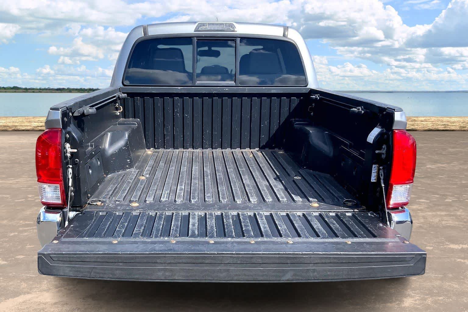 Used 2016 Toyota Tacoma SR5 RWD image 18