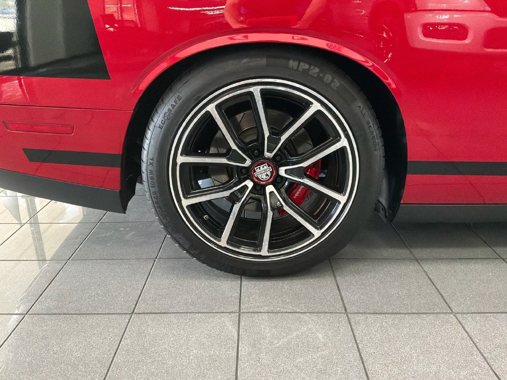 Used 2015 Dodge Challenger SRT RWD image 11