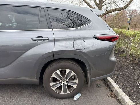 Used 2024 Toyota Highlander XLE image 5