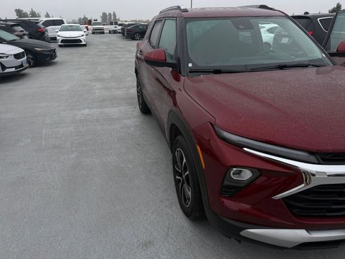 Used 2025 Chevrolet TrailBlazer LT image 2