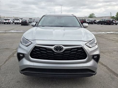 Used 2022 Toyota Highlander XLE FWD image 3
