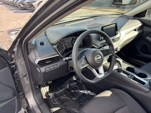 Used 2025 Nissan Altima 2.5 SV FWD image 35