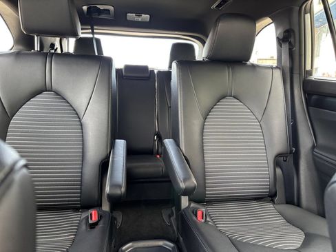 Used 2025 Toyota Highlander XSE AWD/4WD image 40