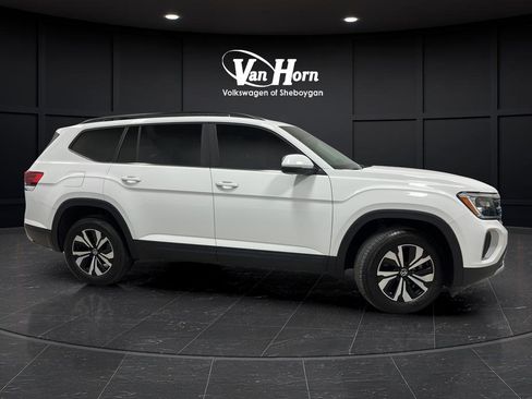 Used 2024 Volkswagen Atlas SE FWD image 2