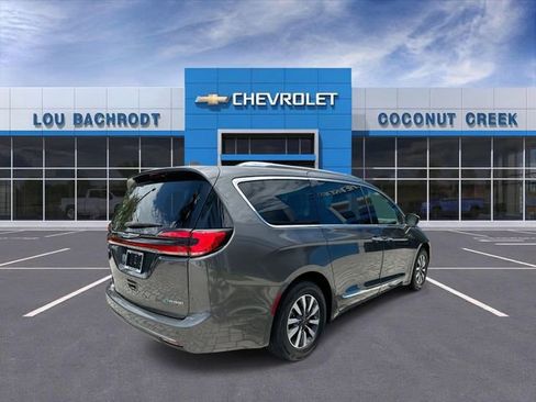 Used 2021 Chrysler Pacifica Limited w/ Uconnect Theater Family Group FWD image 8