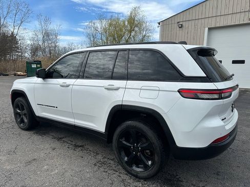 Used 2023 Jeep Grand Cherokee Altitude AWD/4WD image 15