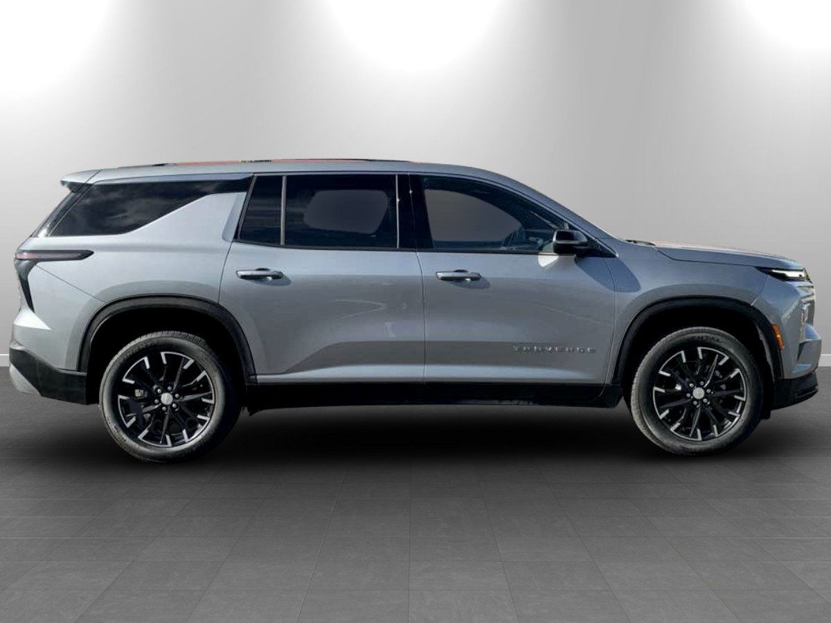 Used 2025 Chevrolet Traverse LT w/ Sun and Wheel Package AWD/4WD image 8