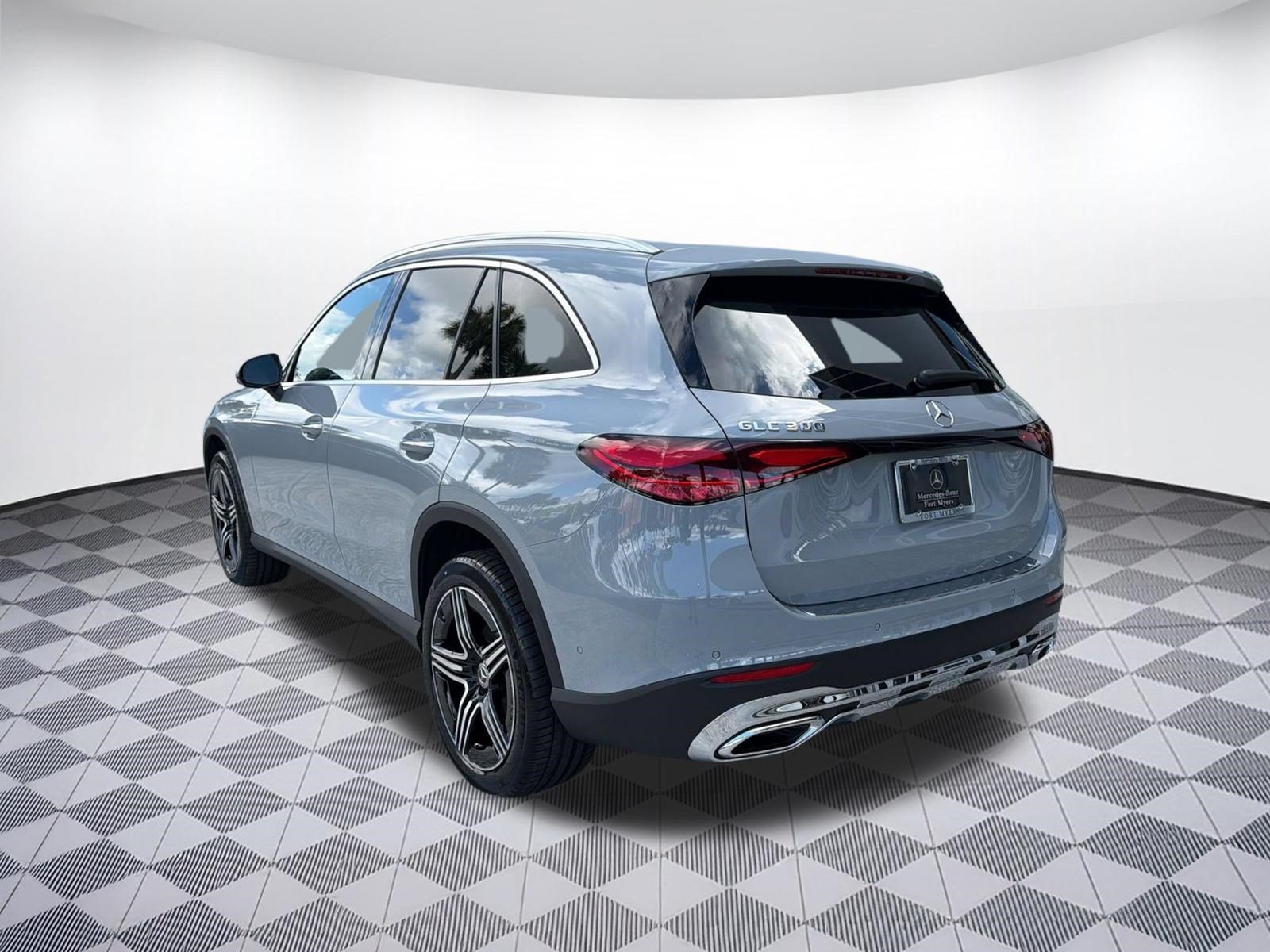 Used 2027 Mercedes-Benz GLC 300 image 3