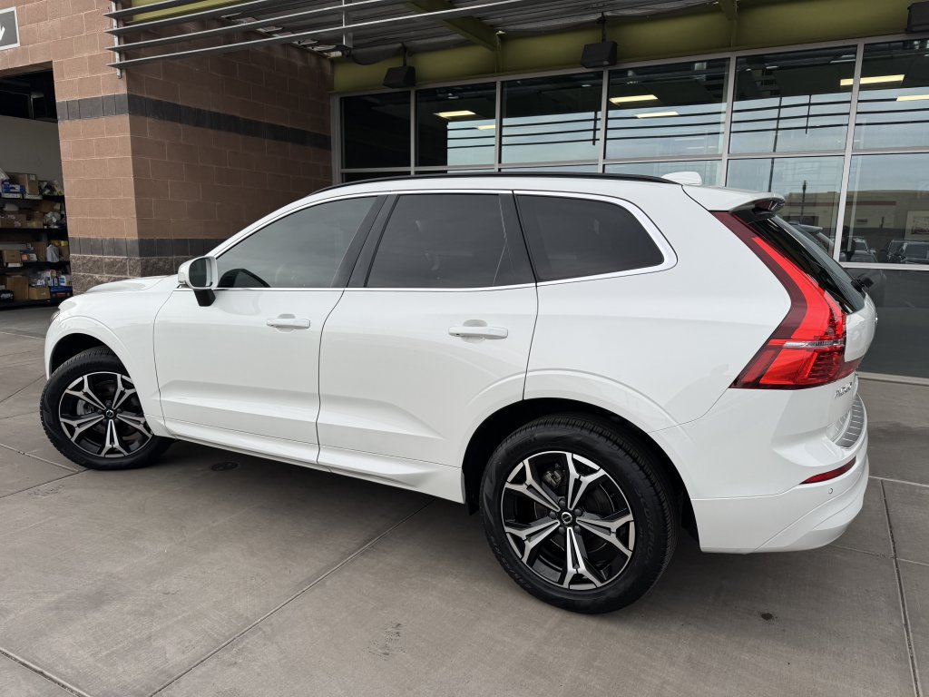 Used 2022 Volvo XC60 B5 Momentum w/ Climate Package AWD/4WD image 5