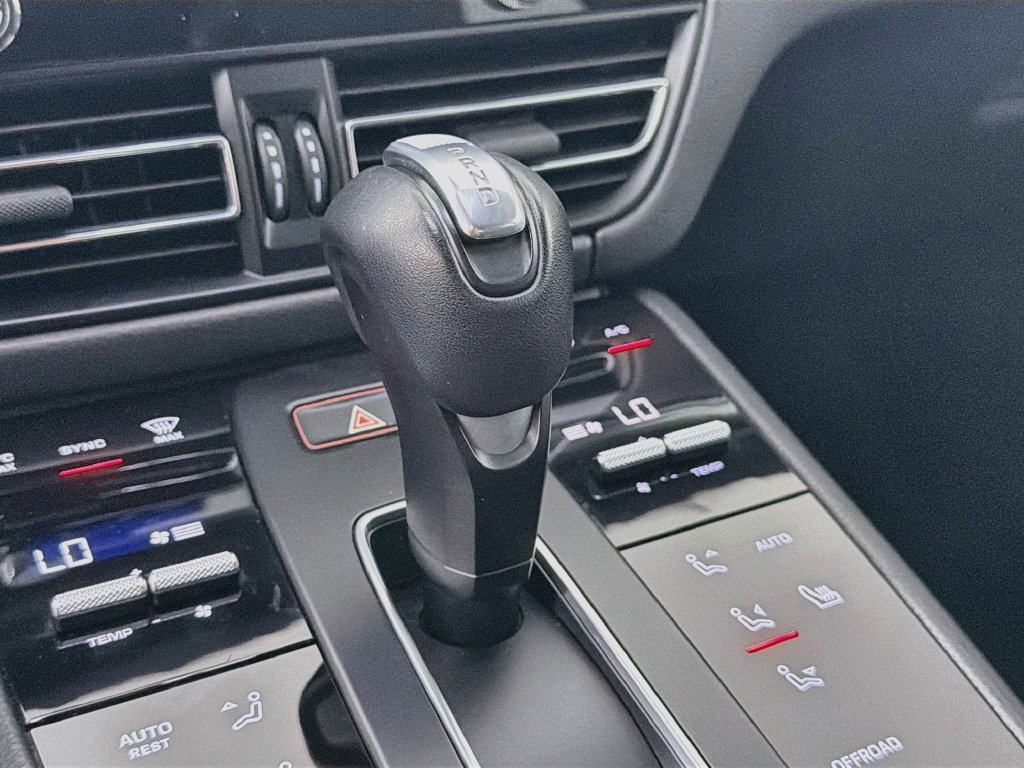 Certified 2023 Porsche Macan AWD/4WD image 19
