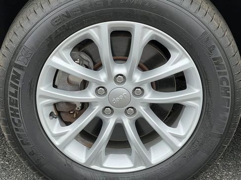 Used 2020 Jeep Cherokee Latitude w/ Cold Weather Group AWD/4WD image 7