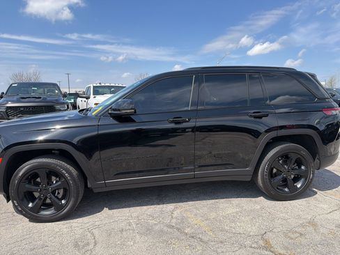 Used 2023 Jeep Grand Cherokee Altitude image 2